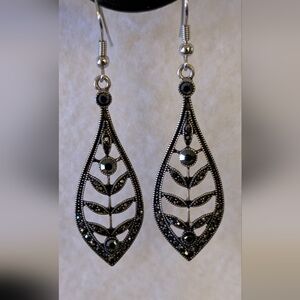 LEAF DESIGN. DROP EARRINGS. BLACK. WITH CRYSTALS.